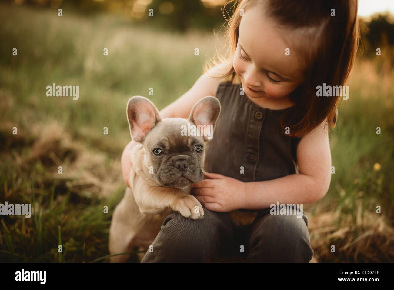 fille et chien se blottissant ensemble Banque D'Images