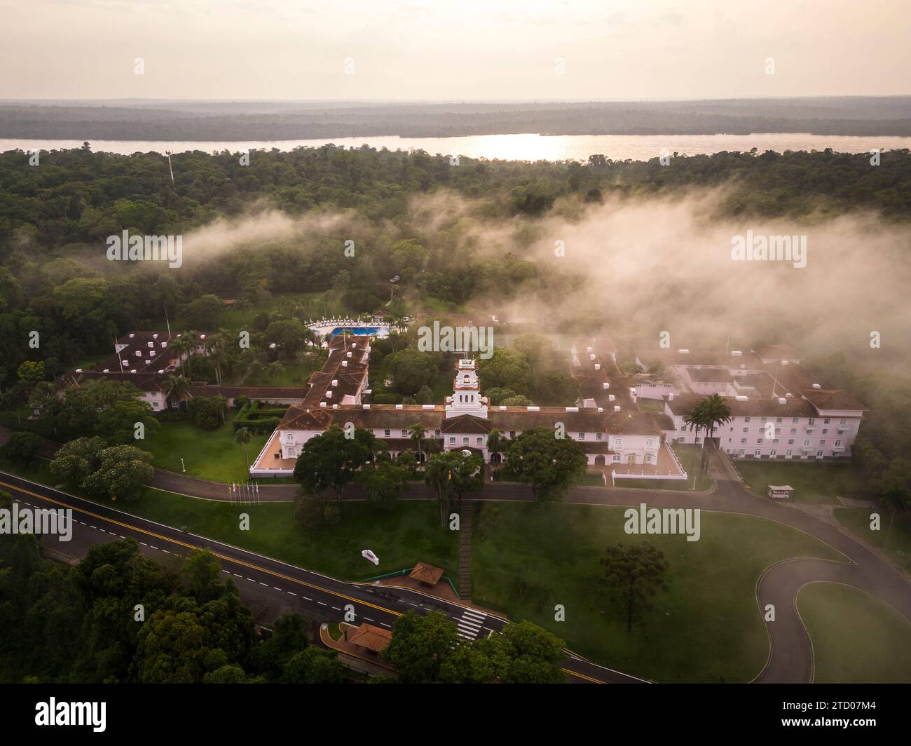 Belle vue aérienne de l'hôtel et de la rivière Iguaçu, Foz do Iguaçu Banque D'Images