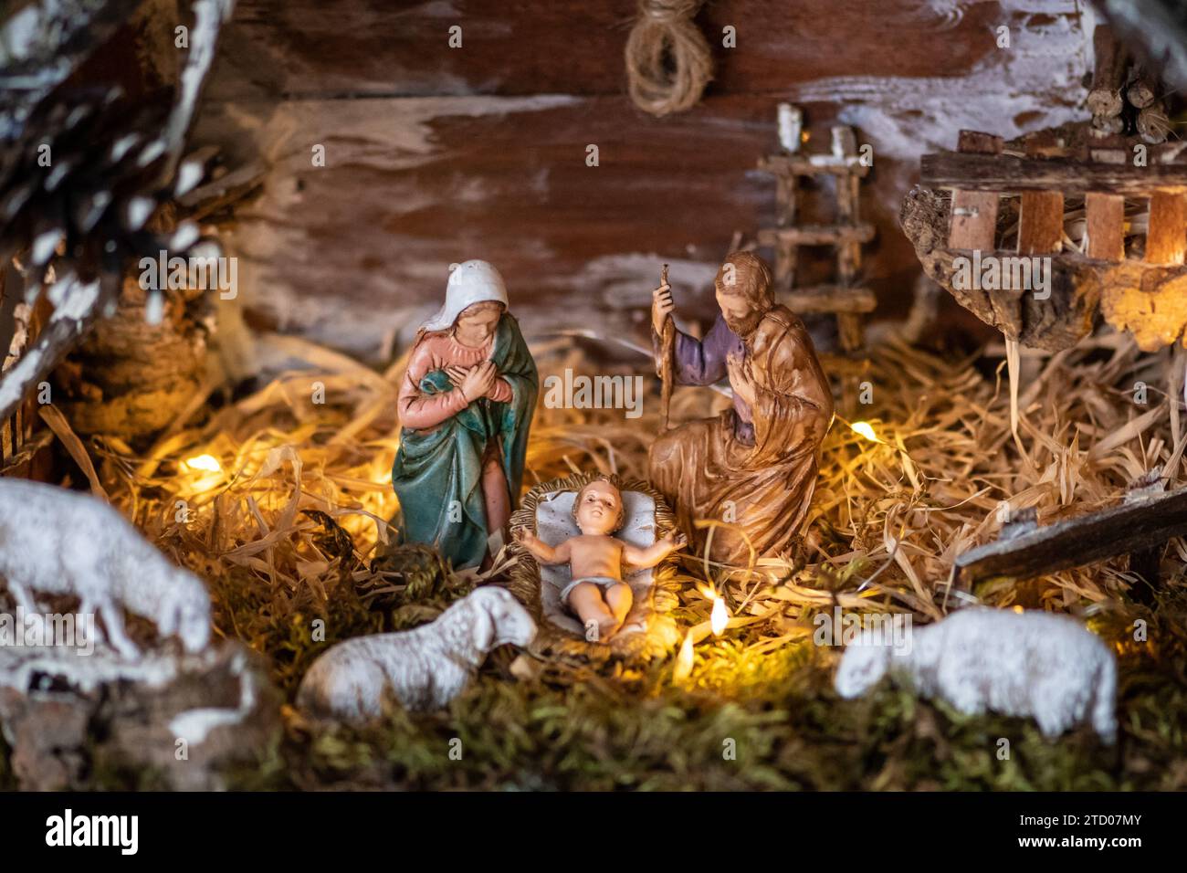 Belle scène de fête de Noël avec une famille sainte dans une ancienne écurie en bois faite à la main, traditionnelle italienne Presepio ou Presepe Banque D'Images