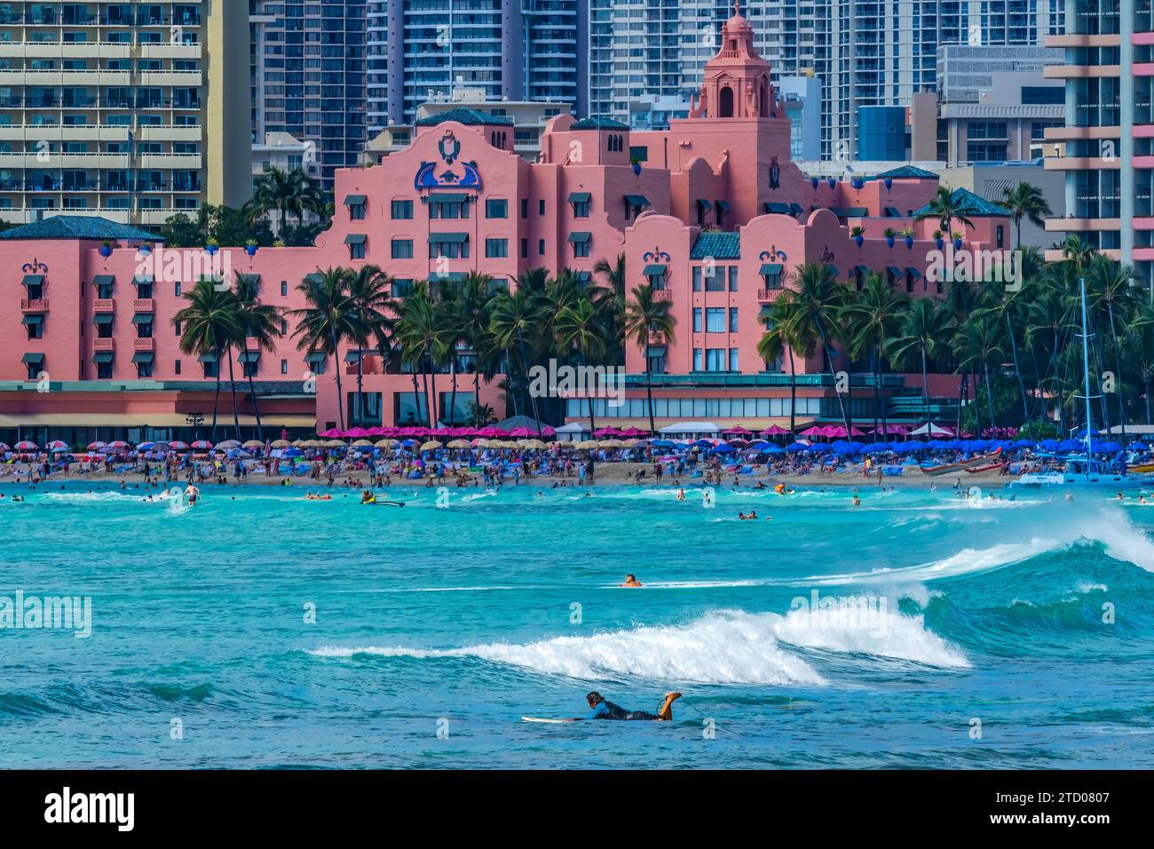 Hôtels colorés nageurs Surfers Waikiki Beach Honolulu Hawaï Banque D'Images