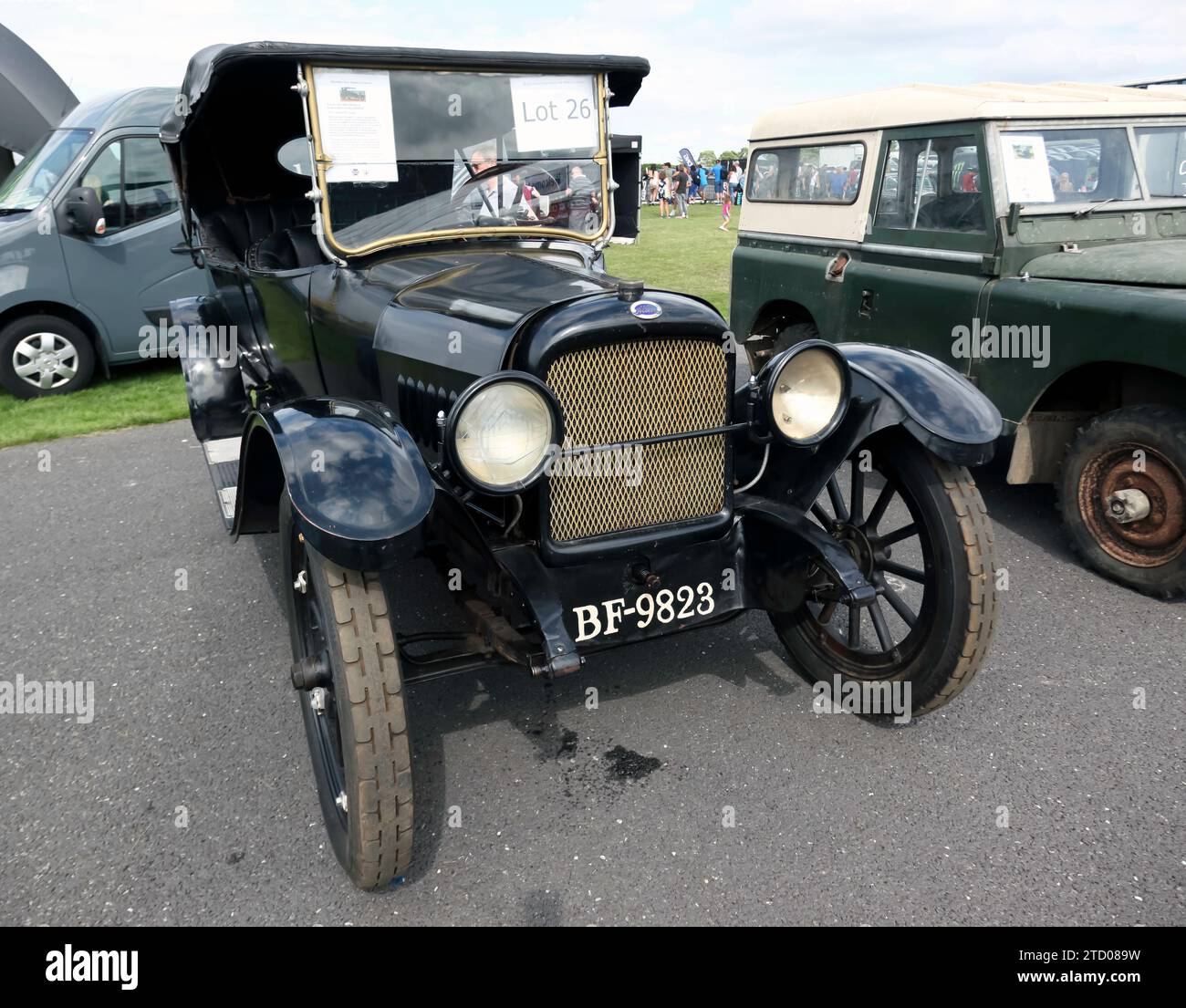 Vue de trois quarts de face d'un Dark Green, 1917, Allen Model 37, dans la vente aux enchères Ewbanks Live, au salon britannique de l'automobile de 2023 Banque D'Images