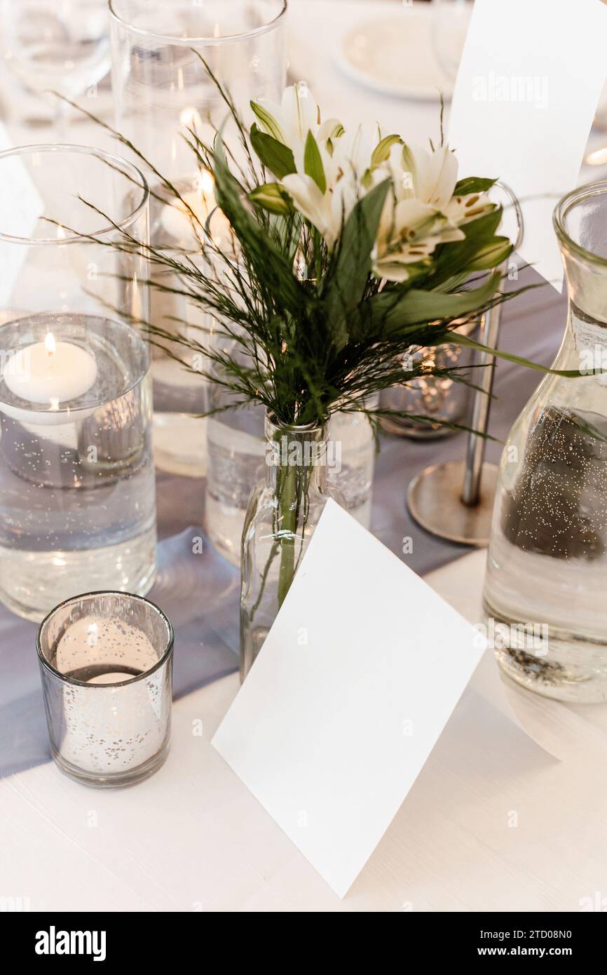 Dîner de mariage décor blanc réception table de dîner Banque D'Images