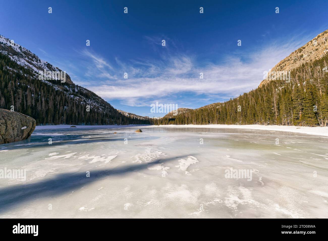 Lac gelé dans le parc national des montagnes Rocheuses, Colorado Banque D'Images