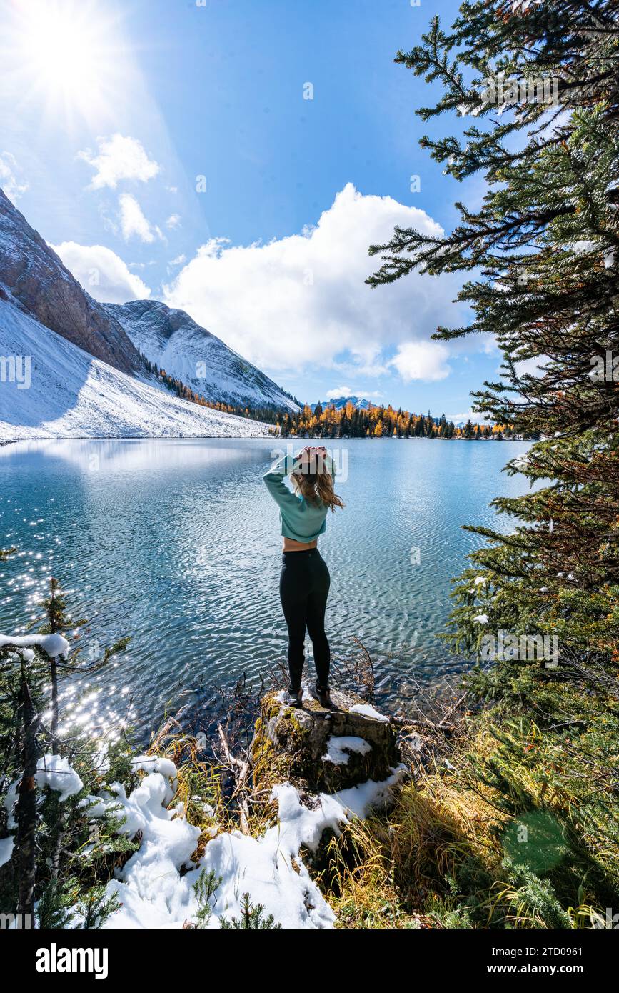 Randonneur fixe les cheveux à côté du magnifique lac de montagne Banque D'Images