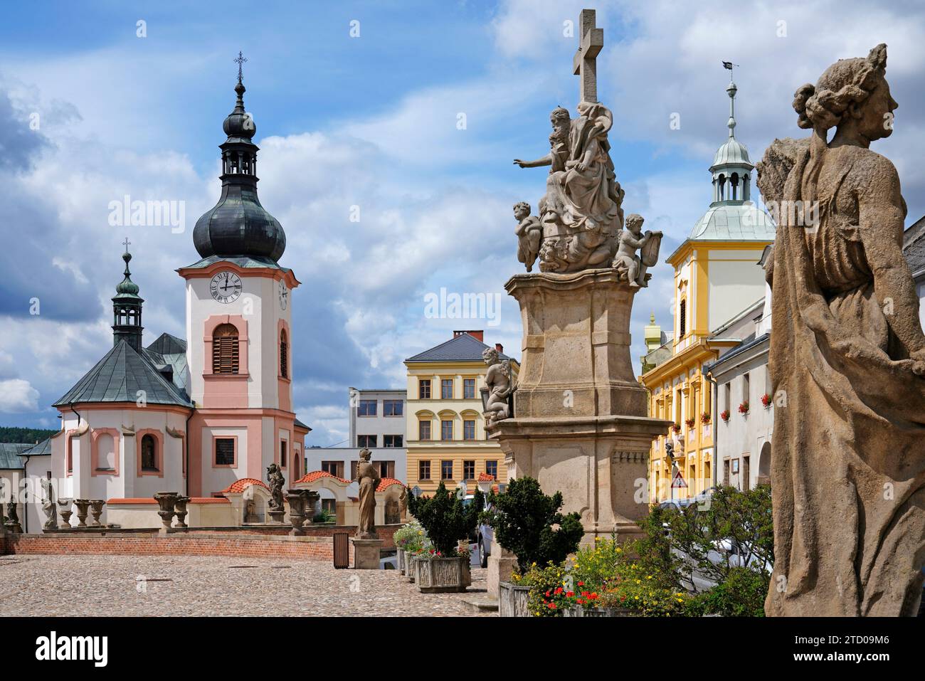 Place avec église baroque, Manetin, région de Pilsen, République tchèque Banque D'Images