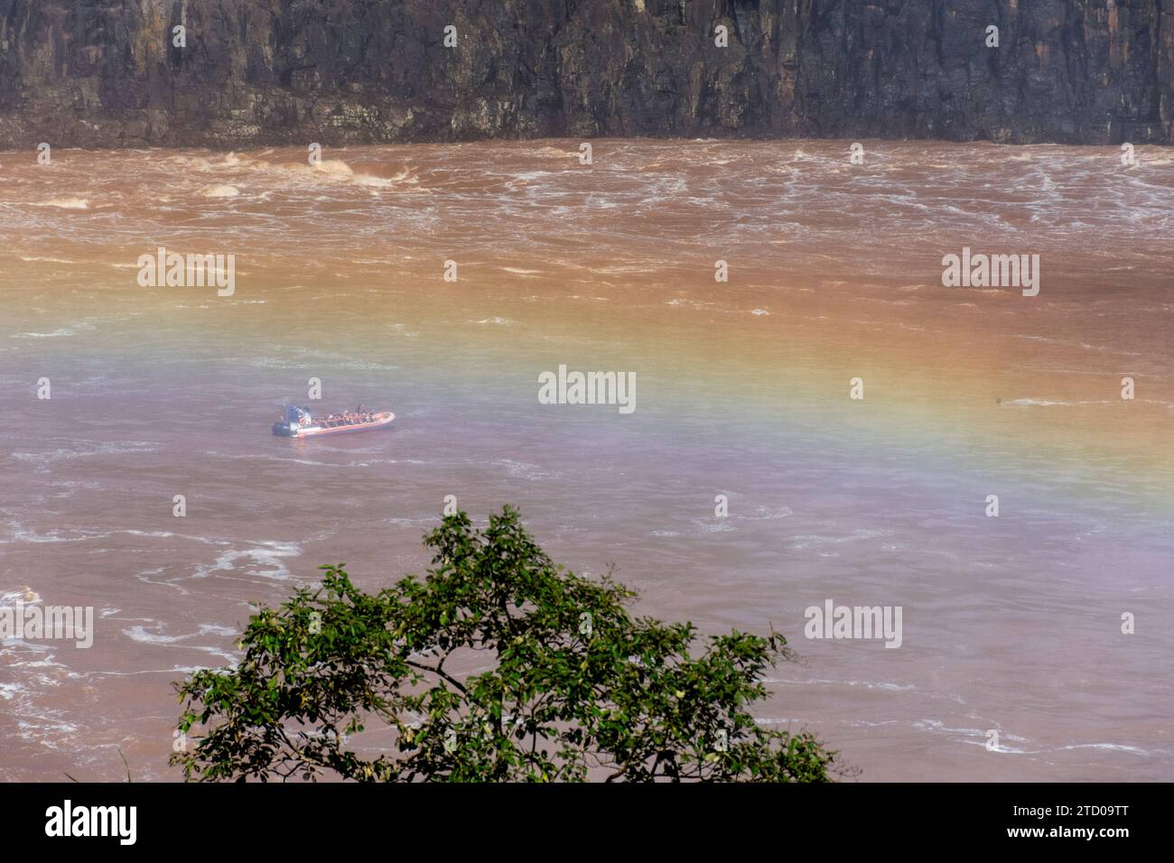 Belle vue à tour en bateau, cascades et arc-en-ciel dans les chutes d'Iguazu Banque D'Images