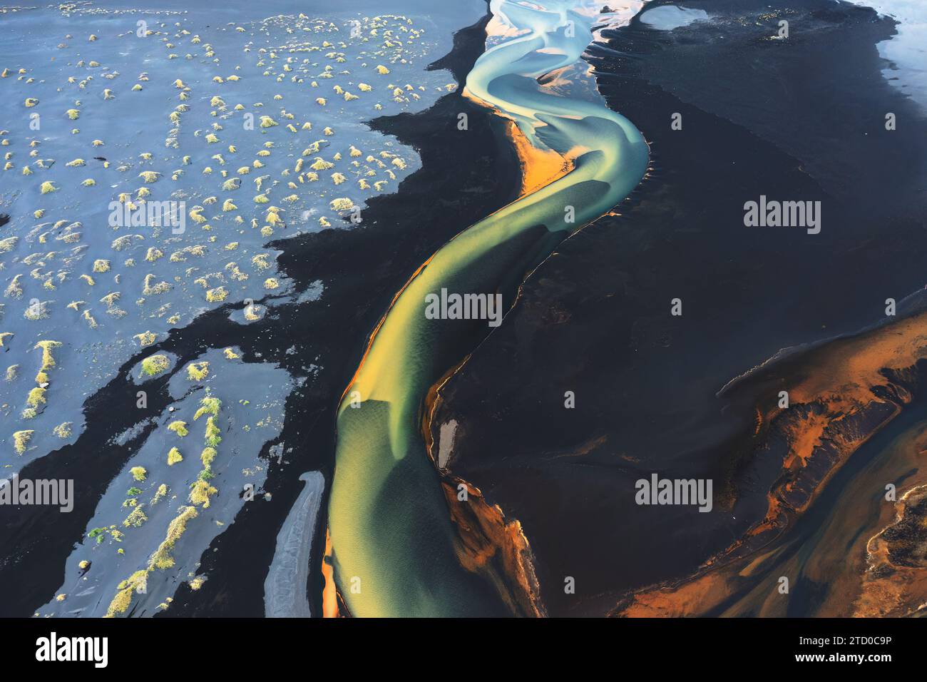 Une superbe prise de vue aérienne capture les motifs complexes des bassins fluviaux islandais avec des fragments de glace parsemant les eaux environnantes Banque D'Images
