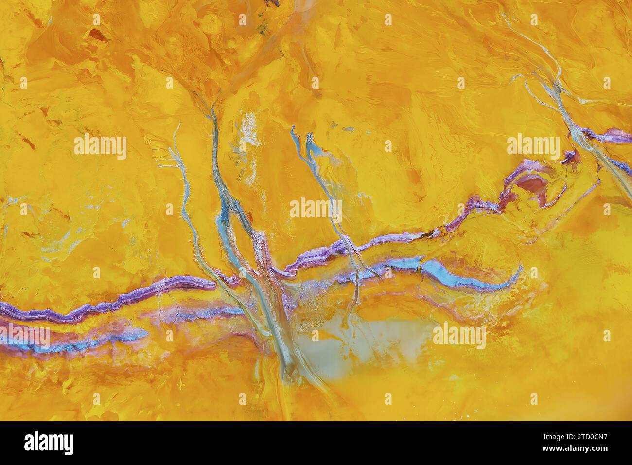 Vue aérienne du district minier de Riotinto avec des nuances vibrantes de gisements minéraux jaunes et violets. Banque D'Images