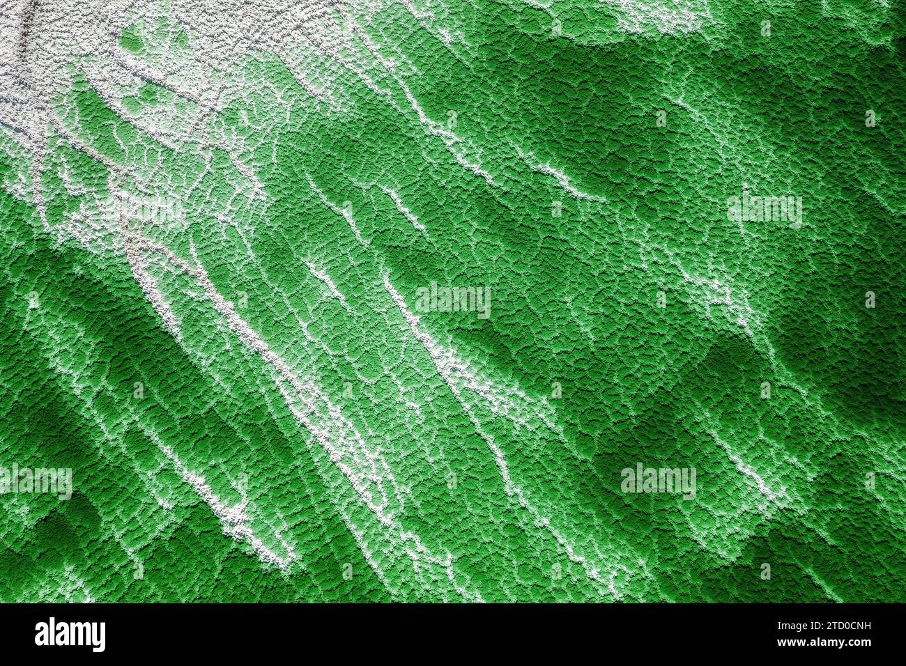 Superbe image aérienne montrant les eaux vertes frappantes de Riotinto, contrastant avec le terrain aride environnant. Banque D'Images