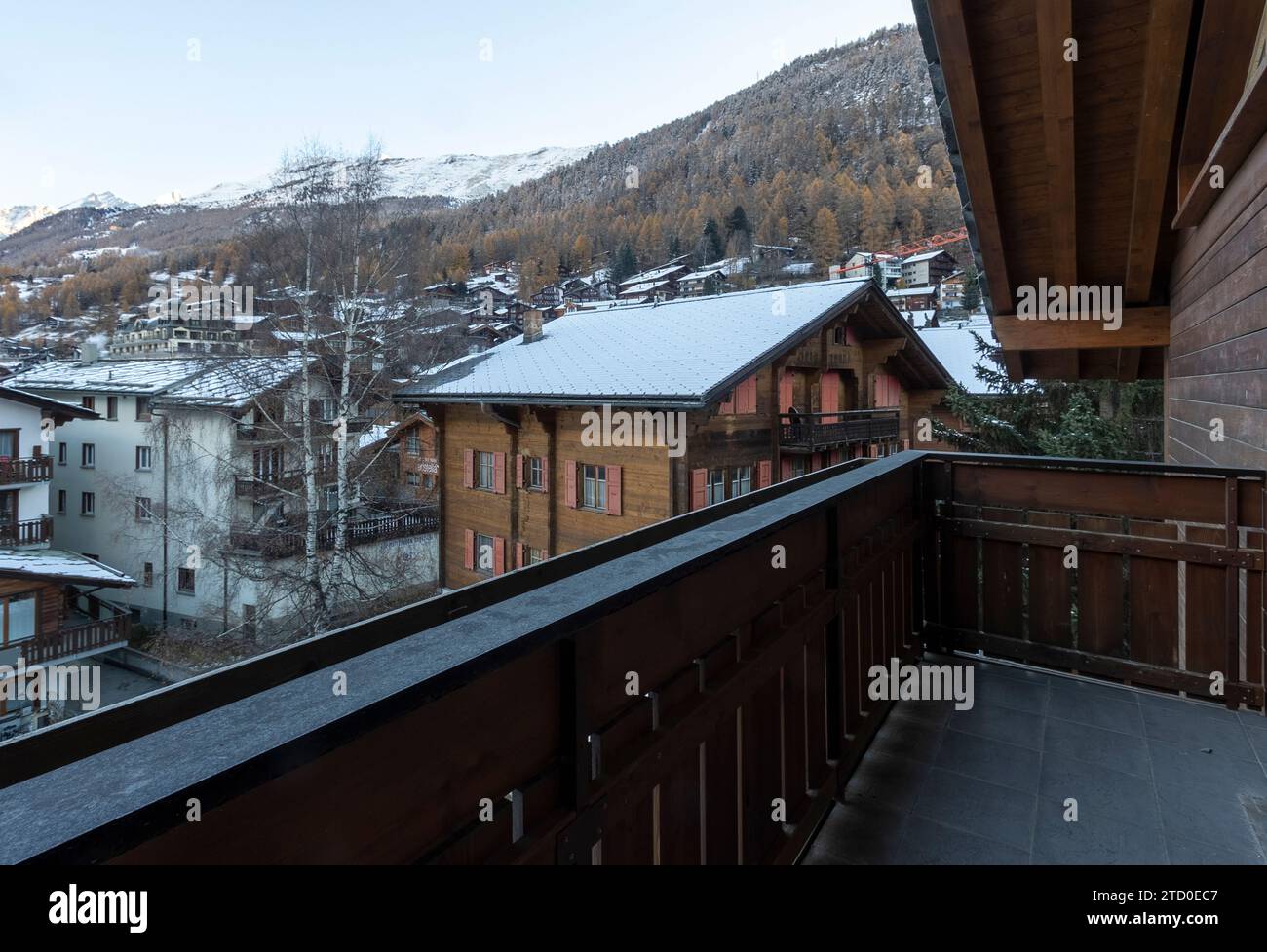 Une scène tranquille de chalets enneigés à Zermatt, en Suisse, avec le sommet d'un Cervin en toile de fond. Banque D'Images