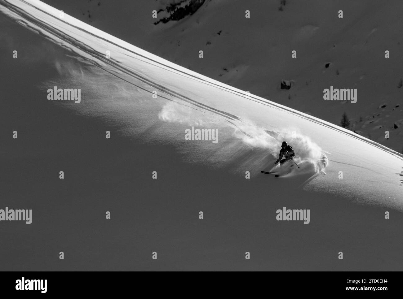 Corps complet de sportif anonyme touriste masculin dans les vêtements d'hiver ski sur la montagne de pente enneigée à Zermatt, Suisse Banque D'Images
