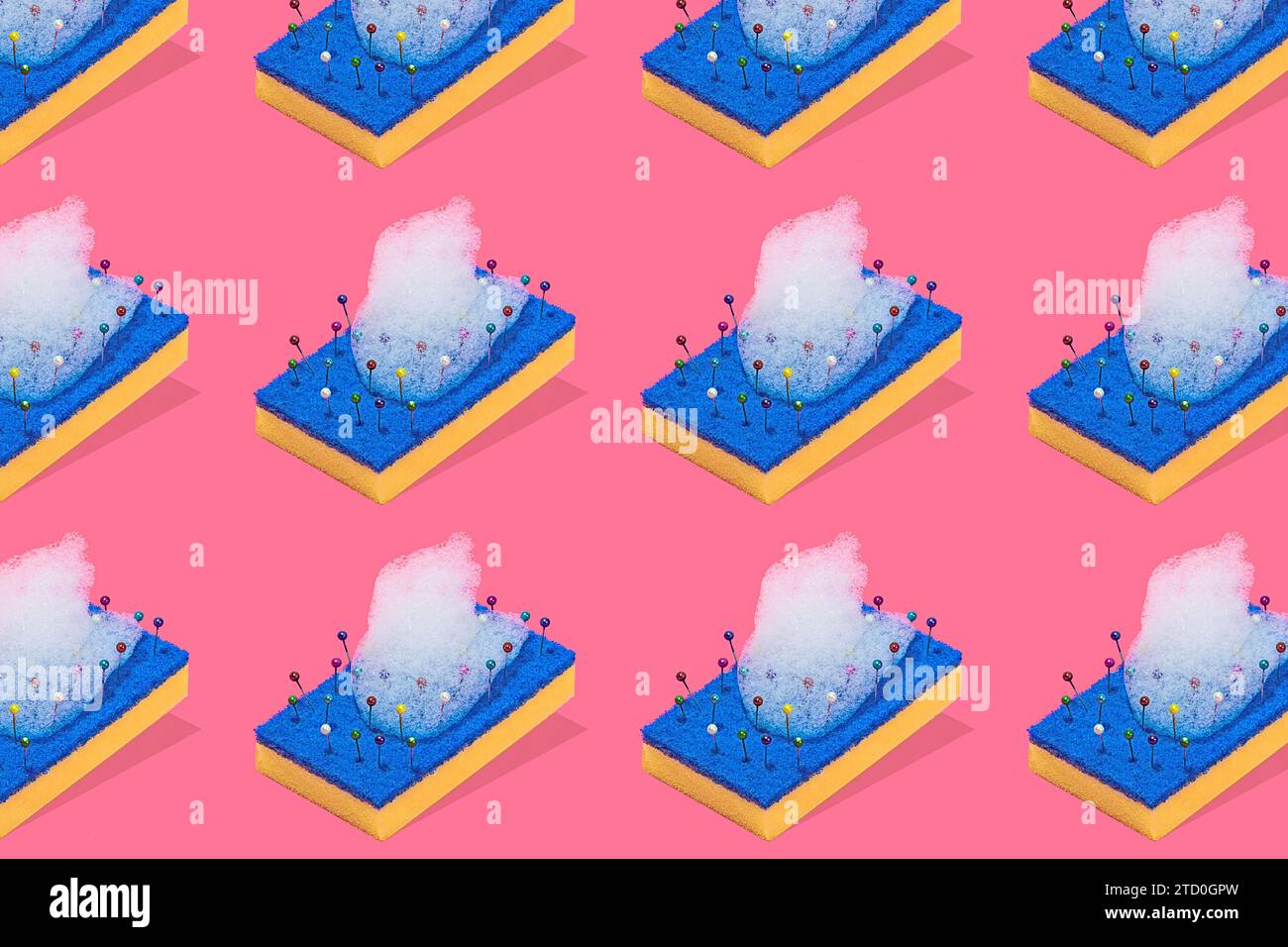 Une représentation créative d'un tampon à récurer bleu et jaune avec des épingles colorées et des bulles de mousse sur un fond rose Banque D'Images