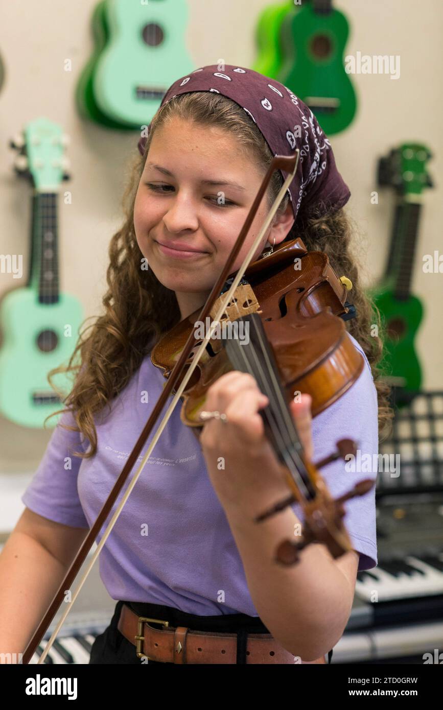 Les élèves dans une salle de classe apprennent à jouer des instruments de musique Banque D'Images
