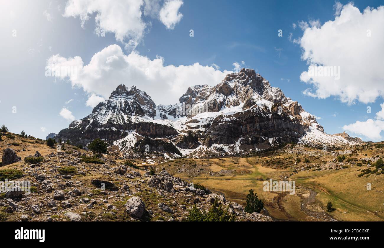 Vue panoramique sur les montagnes enneigées de la vallée d'Ordesa, dans le parc national d'Ordesa dans les Pyrénées espagnoles, sous un vaste ciel bleu avec des nuages Banque D'Images