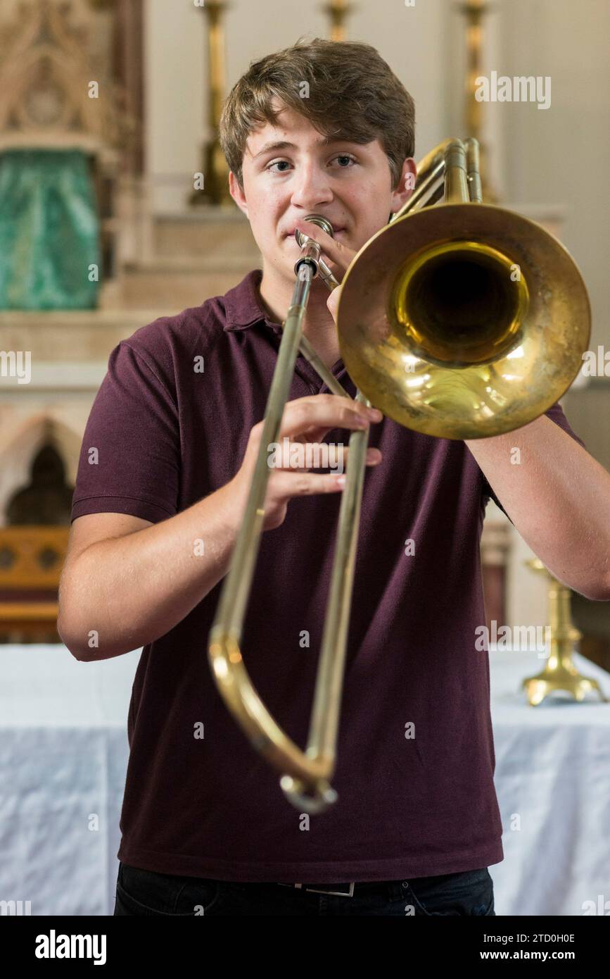 Les élèves dans une salle de classe apprennent à jouer des instruments de musique Banque D'Images