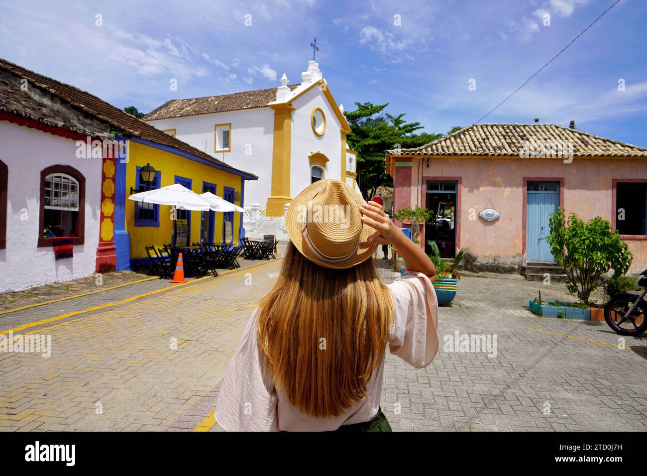 Tourisme à Santa Catarina, Brésil. Jeune femme voyageur visitant Santo Antônio de Lisboa quartier historique de la ville de Florianopolis à Santa Catar Banque D'Images