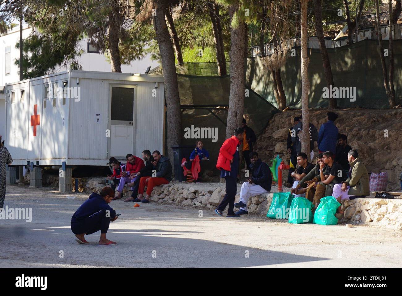 (231215) -- LAMPEDUSA, 15 déc. 2023 (Xinhua) -- cette photo prise le 21 novembre 2023 montre des migrants dans un centre d'accueil de migrants sur l'île de Lampedusa la plus méridionale de l'Italie. POUR ALLER AVEC 'Yearender : l'Europe lutte pour résoudre le problème des migrants' (Xinhua/He FEI) Banque D'Images