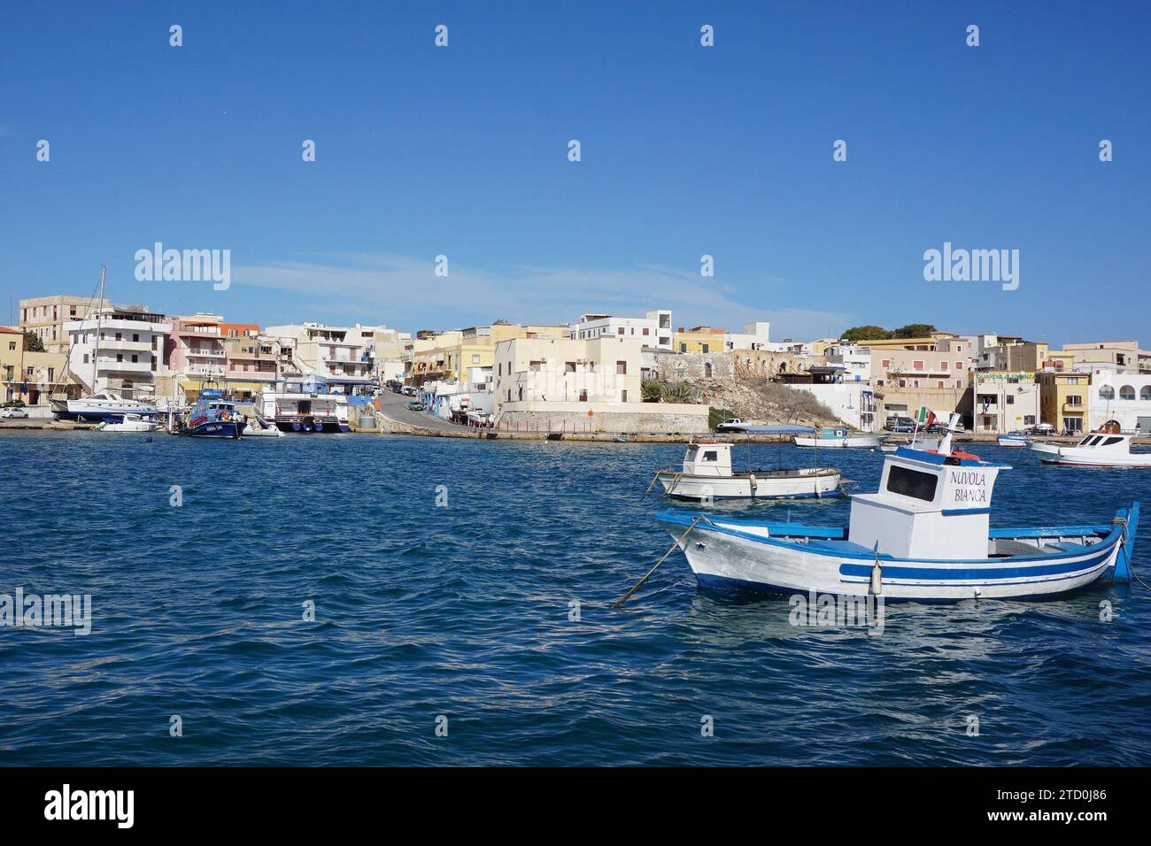 (231215) -- LAMPEDUSA, 15 décembre 2023 (Xinhua) -- cette photo prise le 21 novembre 2023 montre une scène côtière de l'île la plus méridionale de Lampedusa en Italie. POUR ALLER AVEC 'Yearender : l'Europe lutte pour résoudre le problème des migrants' (Xinhua/He FEI) Banque D'Images