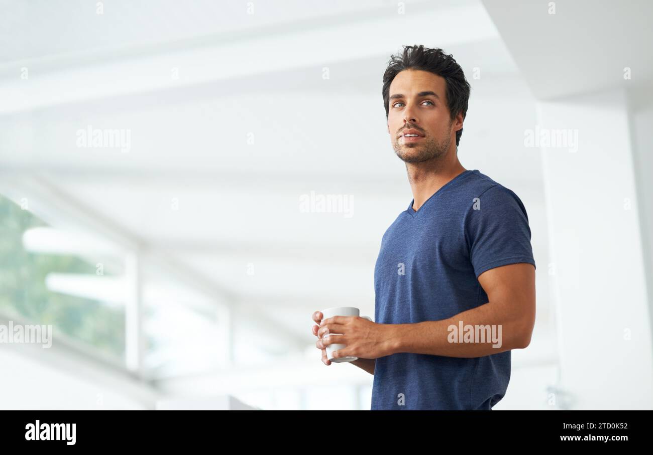 Homme, la pensée et le café pour la boisson du matin à la maison pour la boisson du petit déjeuner, se détendre week-end ou vacances. Personne masculine, pensées et mug pour Banque D'Images