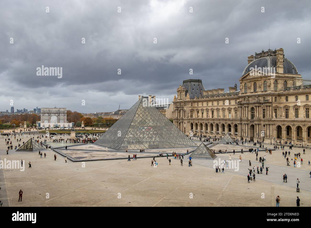 La pyramide du Louvre est une grande structure de verre et de métal la pyramide et sert d'entrée principale au Musée du Louvre à Paris, France Banque D'Images