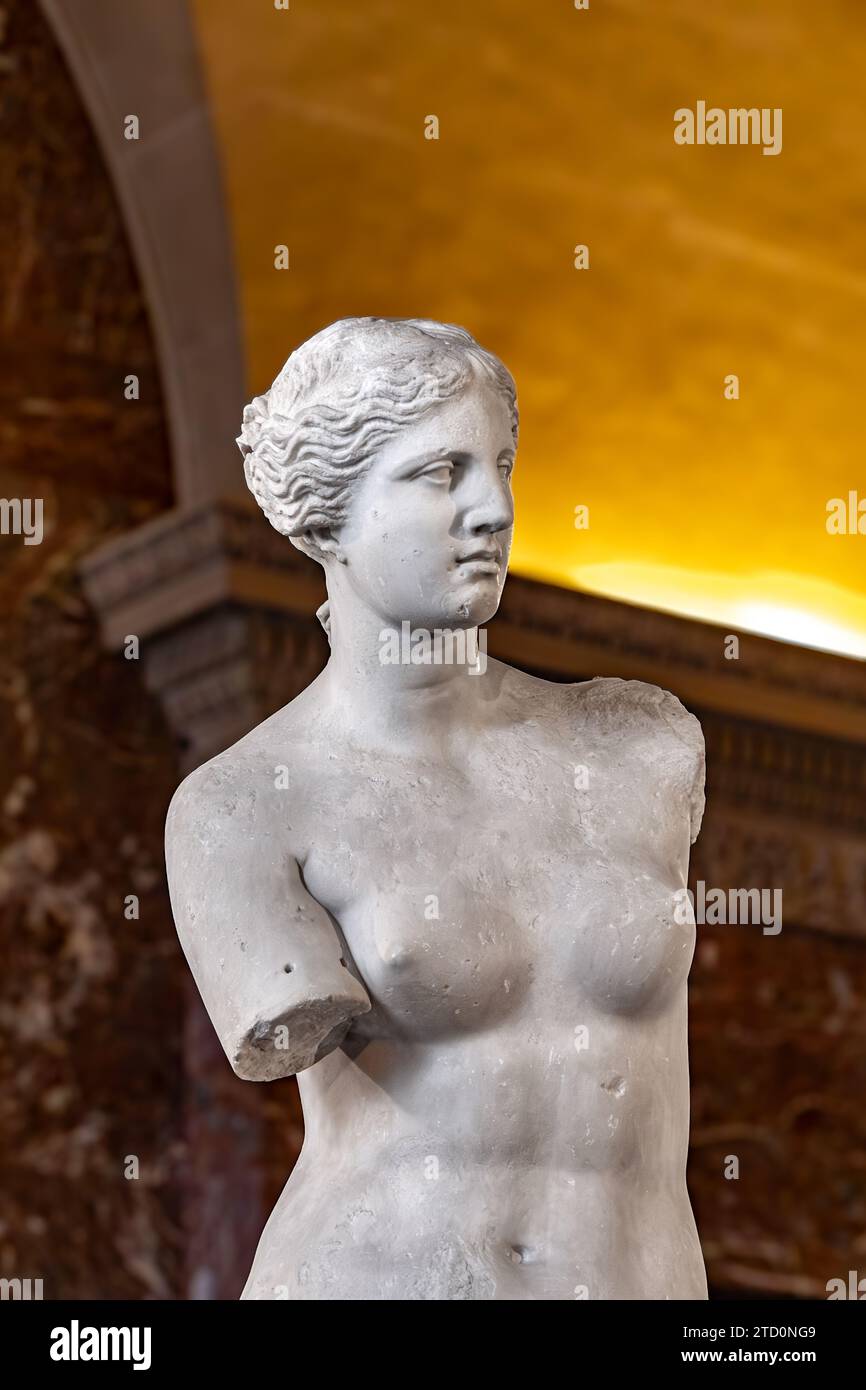 La Vénus de Milo ou Aphrodite de Mélos est une sculpture en marbre grec ancienne qui a été créée pendant la période hellénistique exposée au Louvre Banque D'Images