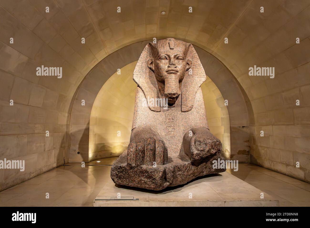 Le Grand Sphinx de Tanis est une sculpture en granit d'un sphinx exposée dans l'aile Sully du musée du Louvre à Paris, en France Banque D'Images