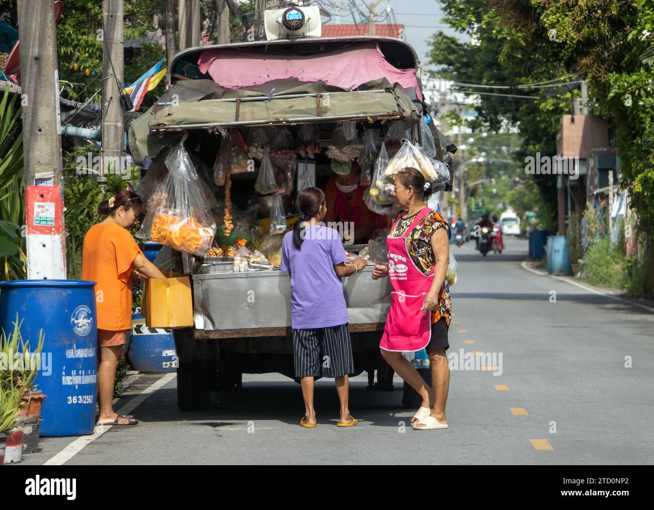 SAMUT PRAKAN, THAÏLANDE, le 09 2023 NOVEMBRE, les gens achètent de la nourriture et des ingrédients dans un magasin mobile qui s’est arrêté dans la rue Banque D'Images