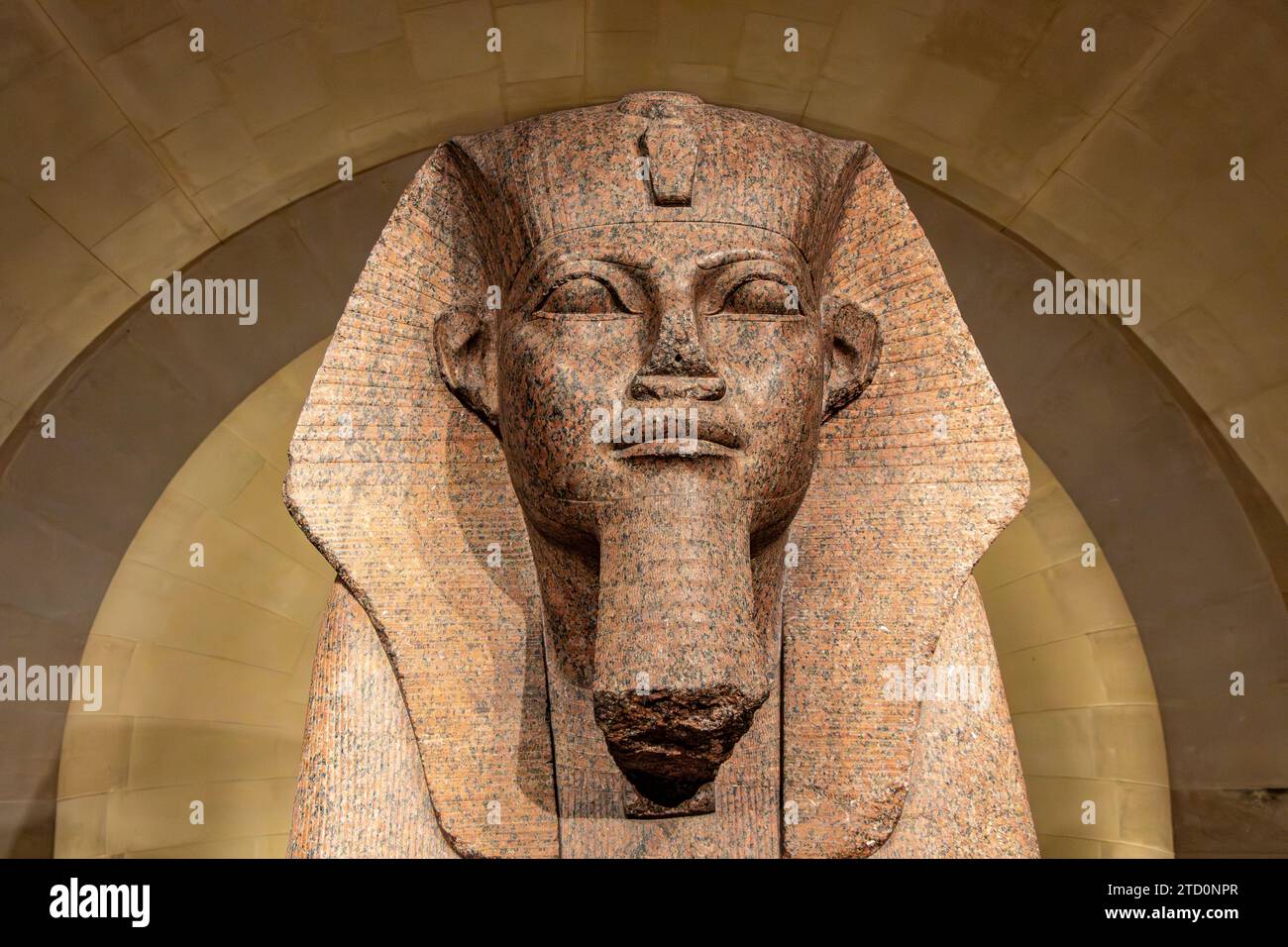 Le Grand Sphinx de Tanis est une sculpture en granit d'un sphinx exposée dans l'aile Sully du musée du Louvre à Paris, en France Banque D'Images