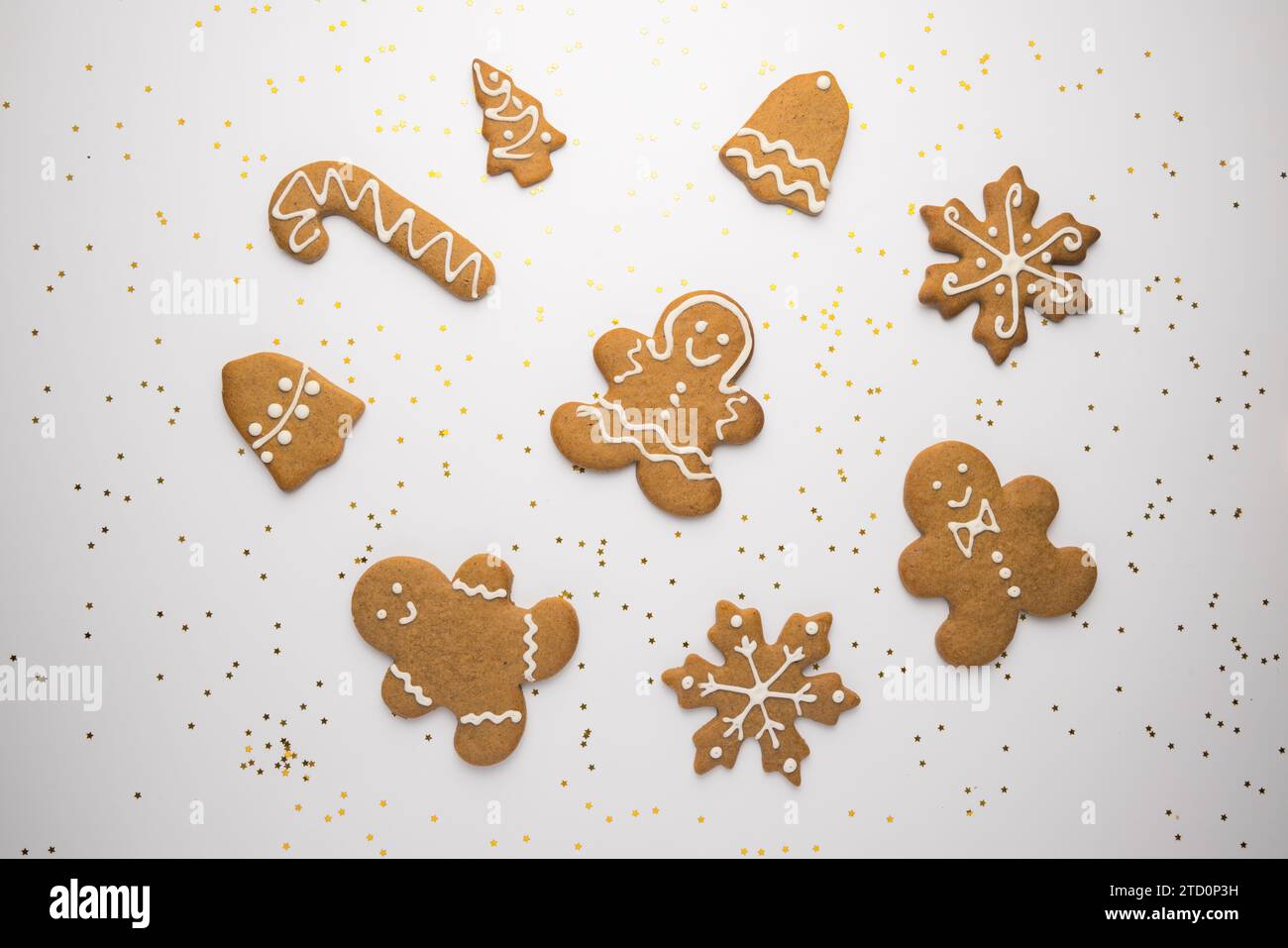 Biscuit pain d'épice d'un arbre de Noël avec glaçage isolé sur fond blanc Banque D'Images