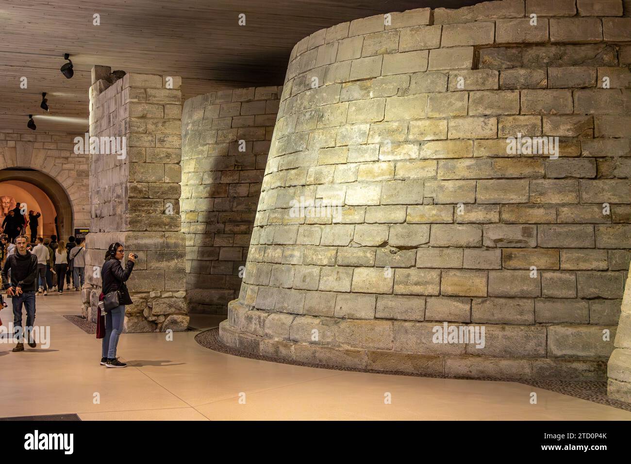 Partie des douves de l'ancienne forteresse du Louvre le Louvre médiéval, les vestiges médiévaux de la forteresse originale du Louvre datant des années 1200, Paris Banque D'Images