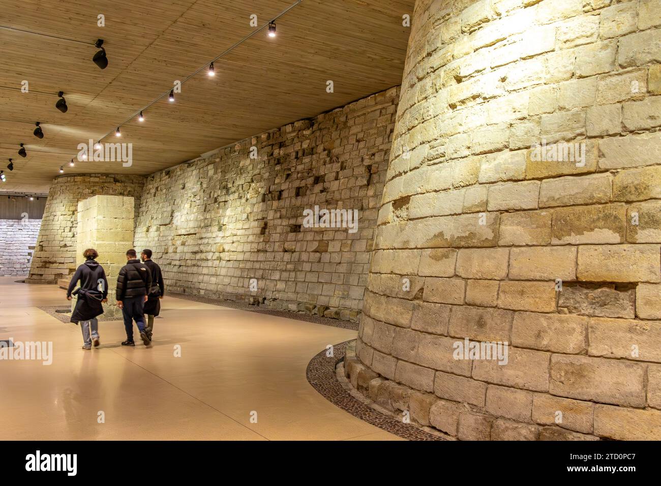 Partie des douves de l'ancienne forteresse du Louvre le Louvre médiéval, les vestiges médiévaux de la forteresse originale du Louvre datant des années 1200, Paris Banque D'Images