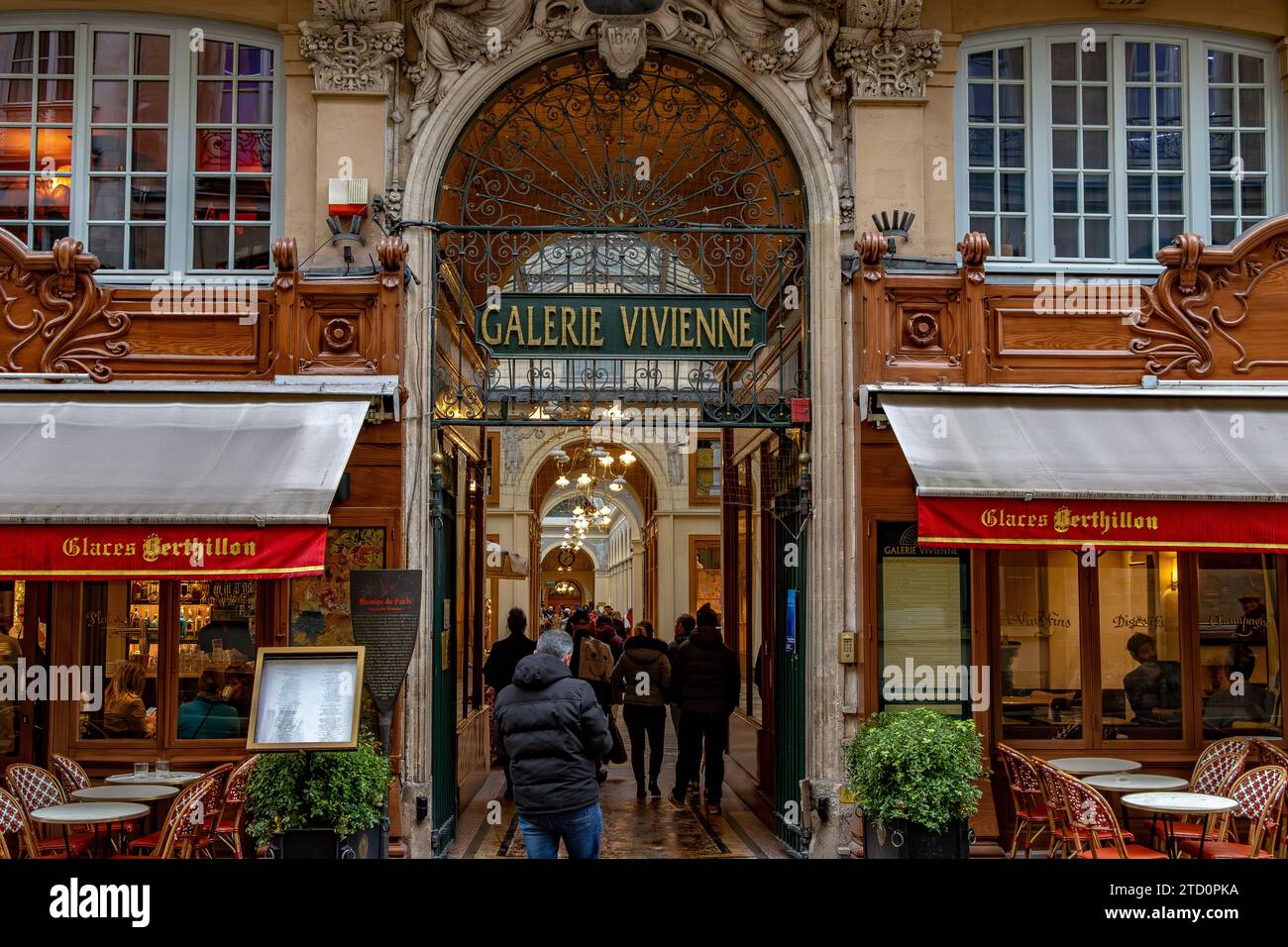 L'entrée de la Galerie Vivienne, une belle galerie marchande couverte construite en 1823 située dans le 2e arrondissement de Paris, France Banque D'Images