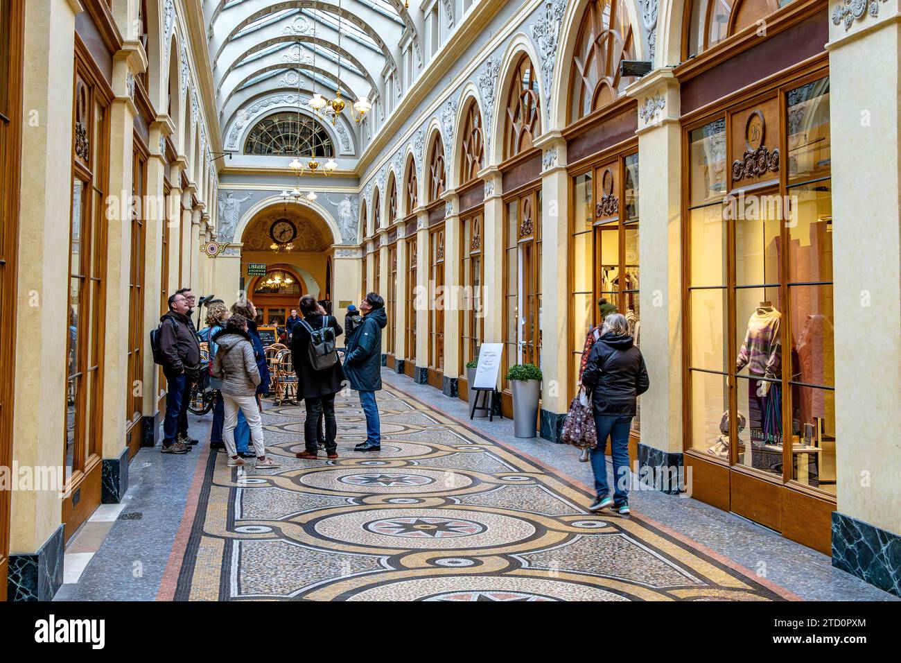 Les gens marchent dans la Galerie Vivienne, une belle galerie marchande couverte construite en 1823 située dans le 2e arrondissement de Paris, en France Banque D'Images