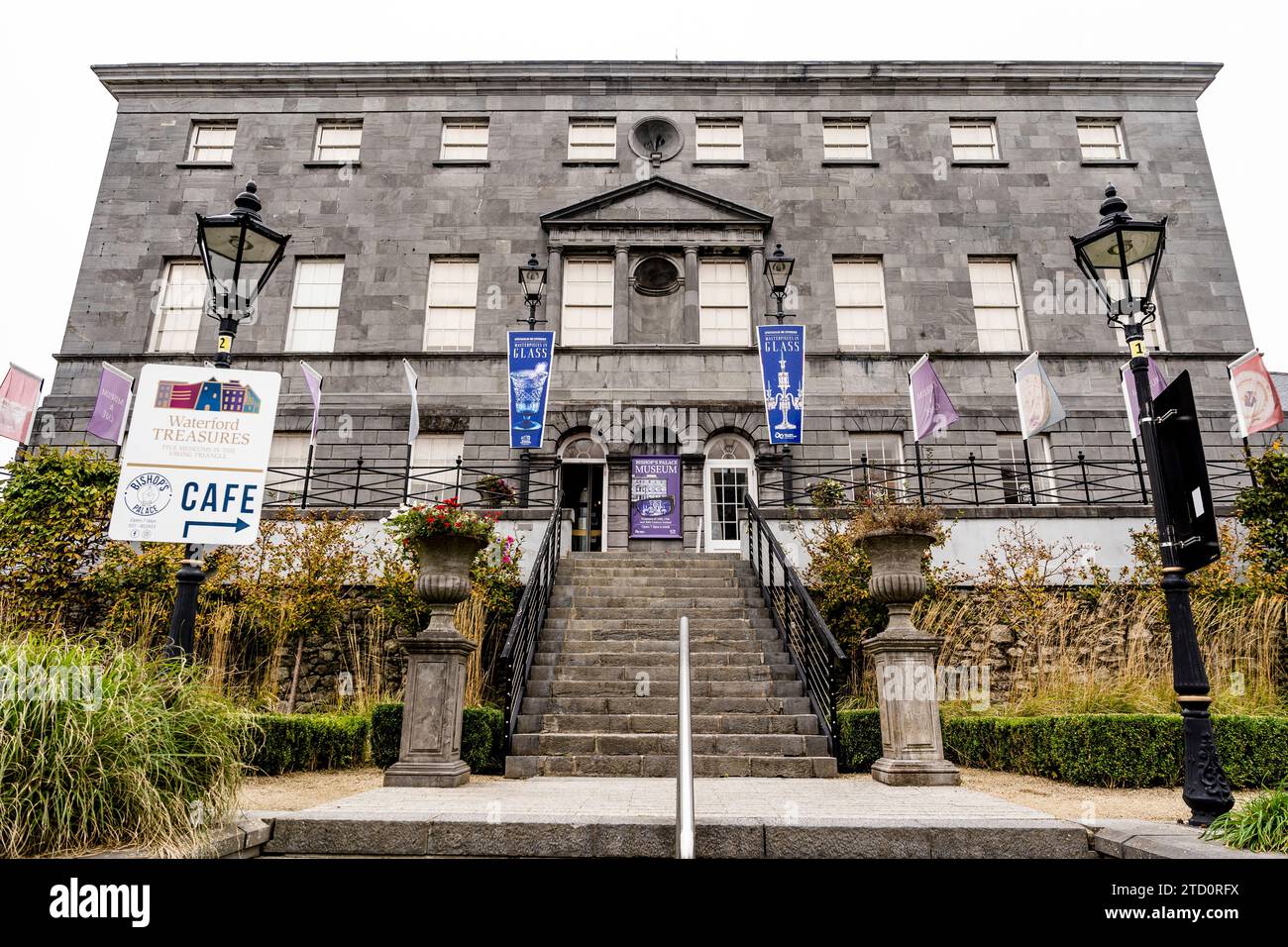 Entrée du palais épiscopal, exposition sur la période géorgienne et victorienne, vue depuis le Mall, dans le triangle viking de Waterford, en Irlande Banque D'Images