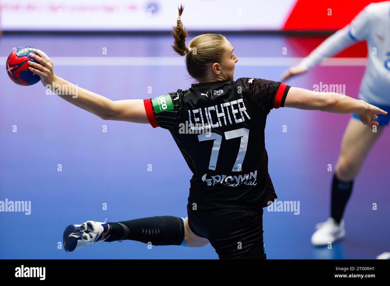 15 décembre 2023, Danemark, Herning : handball, femmes : Championnat du monde, Allemagne - République tchèque, finale, classement 5-8. L'allemande Viola Leuchter lance la balle. Photo : -/dpa crédit : dpa Picture alliance/Alamy Live News Banque D'Images