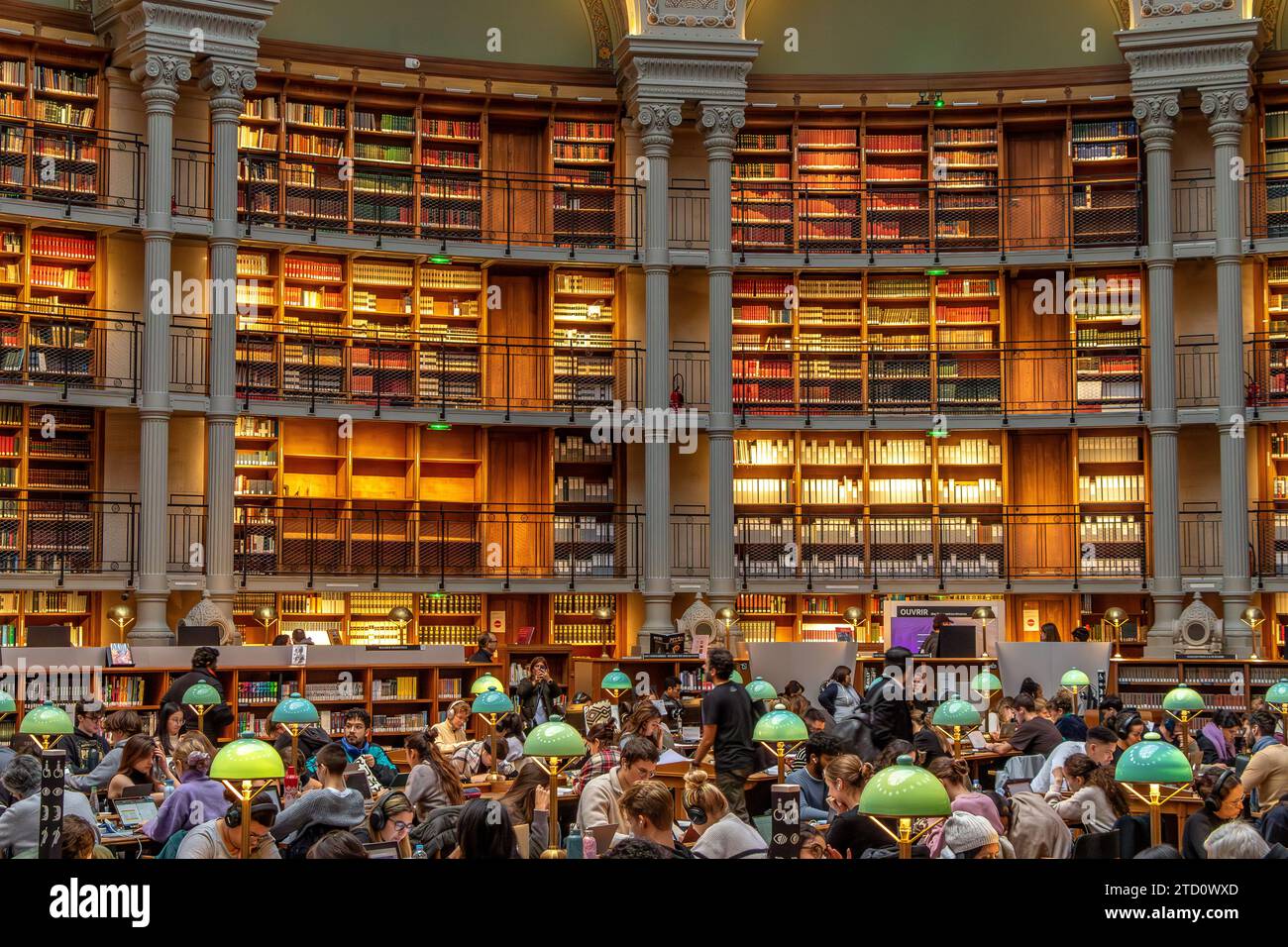 La magnifique salle de lecture ovale à la Bibliothèque nationale de France, site Richelieu, Paris, France Banque D'Images