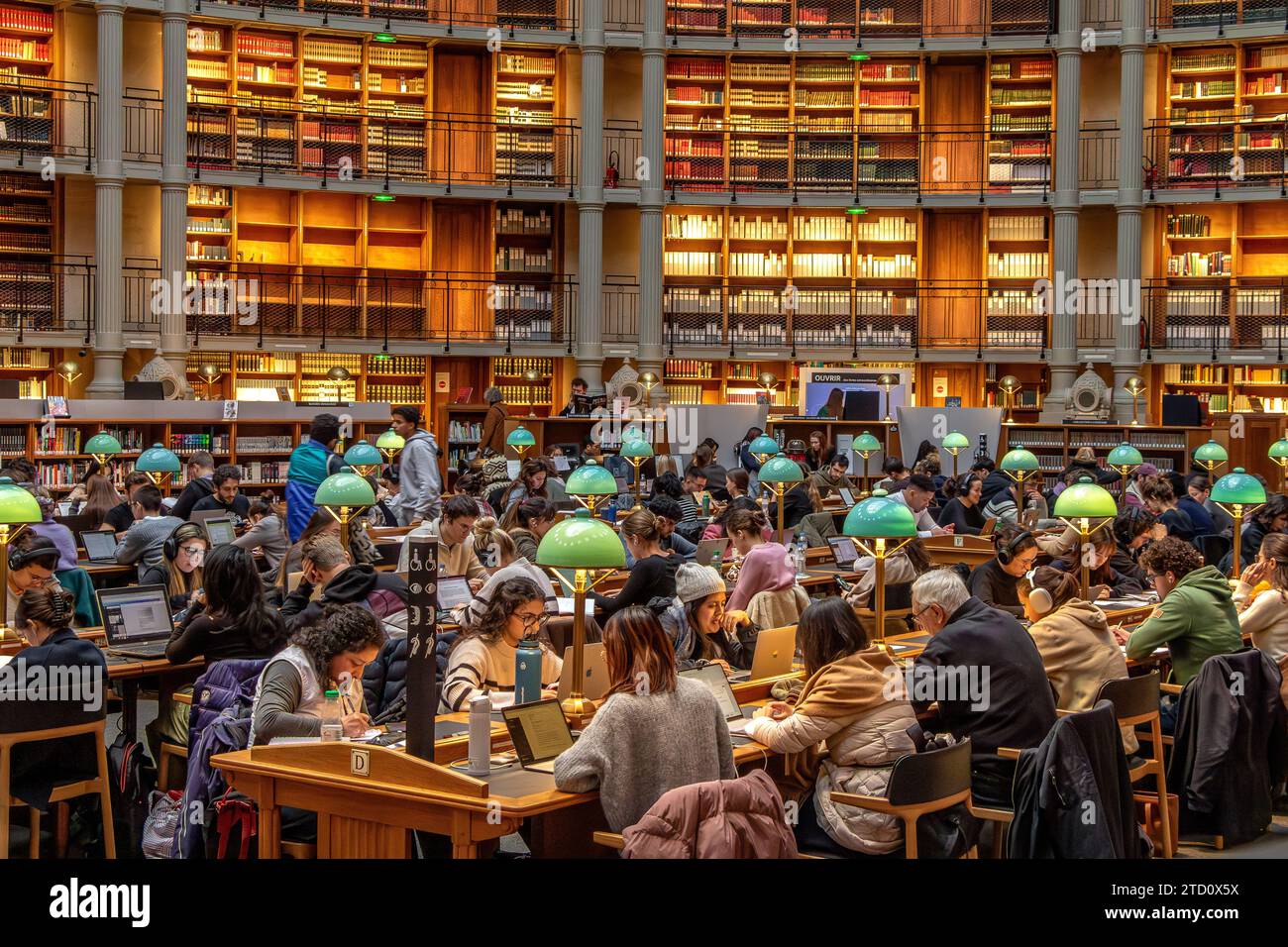 La magnifique salle de lecture ovale à la Bibliothèque nationale de France, site Richelieu, Paris, France Banque D'Images