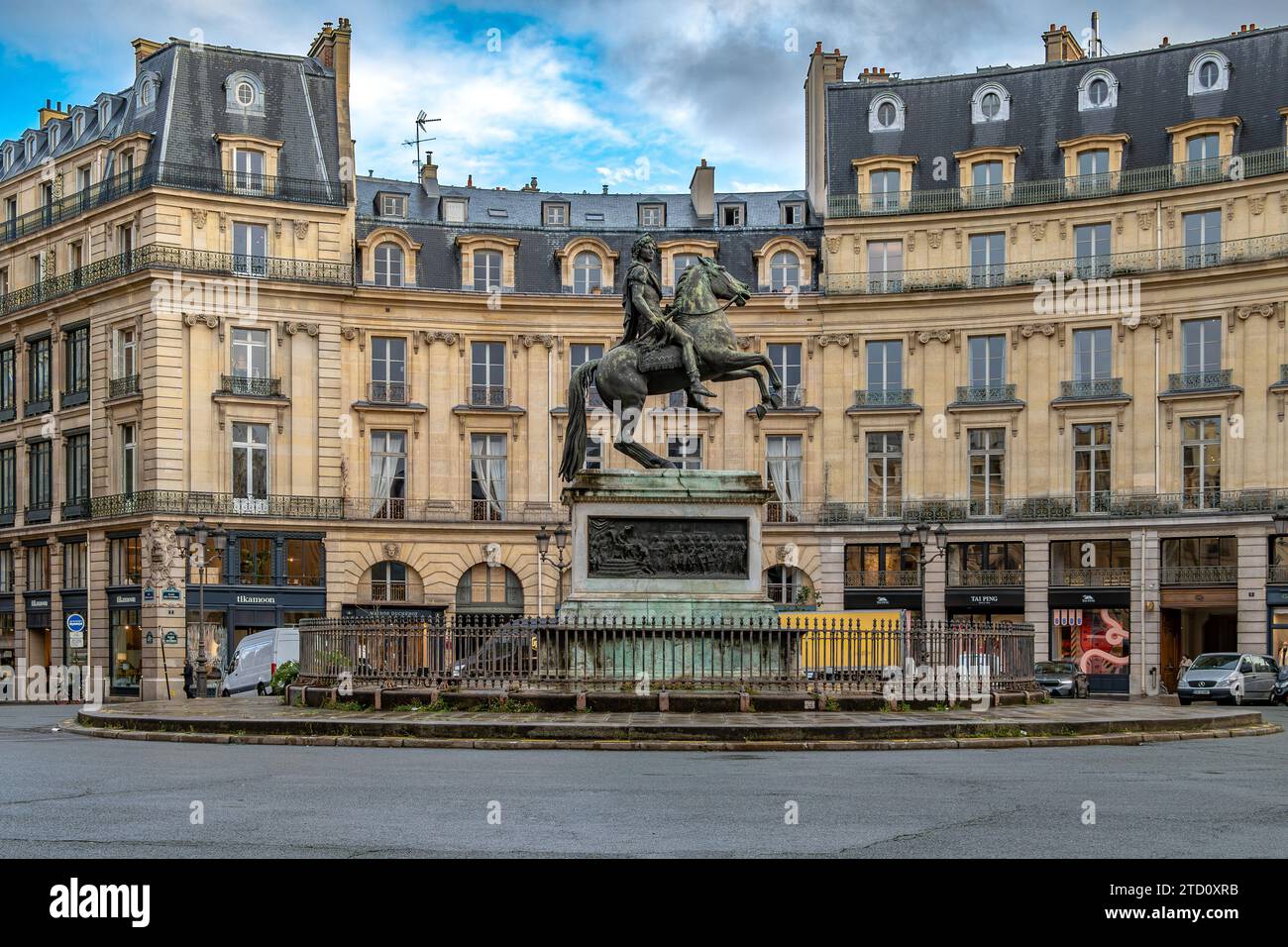 Place des victoires, la première place circulaire de son genre et construite autour d'une statue en l'honneur du roi Louis XIV, Paris, France Banque D'Images