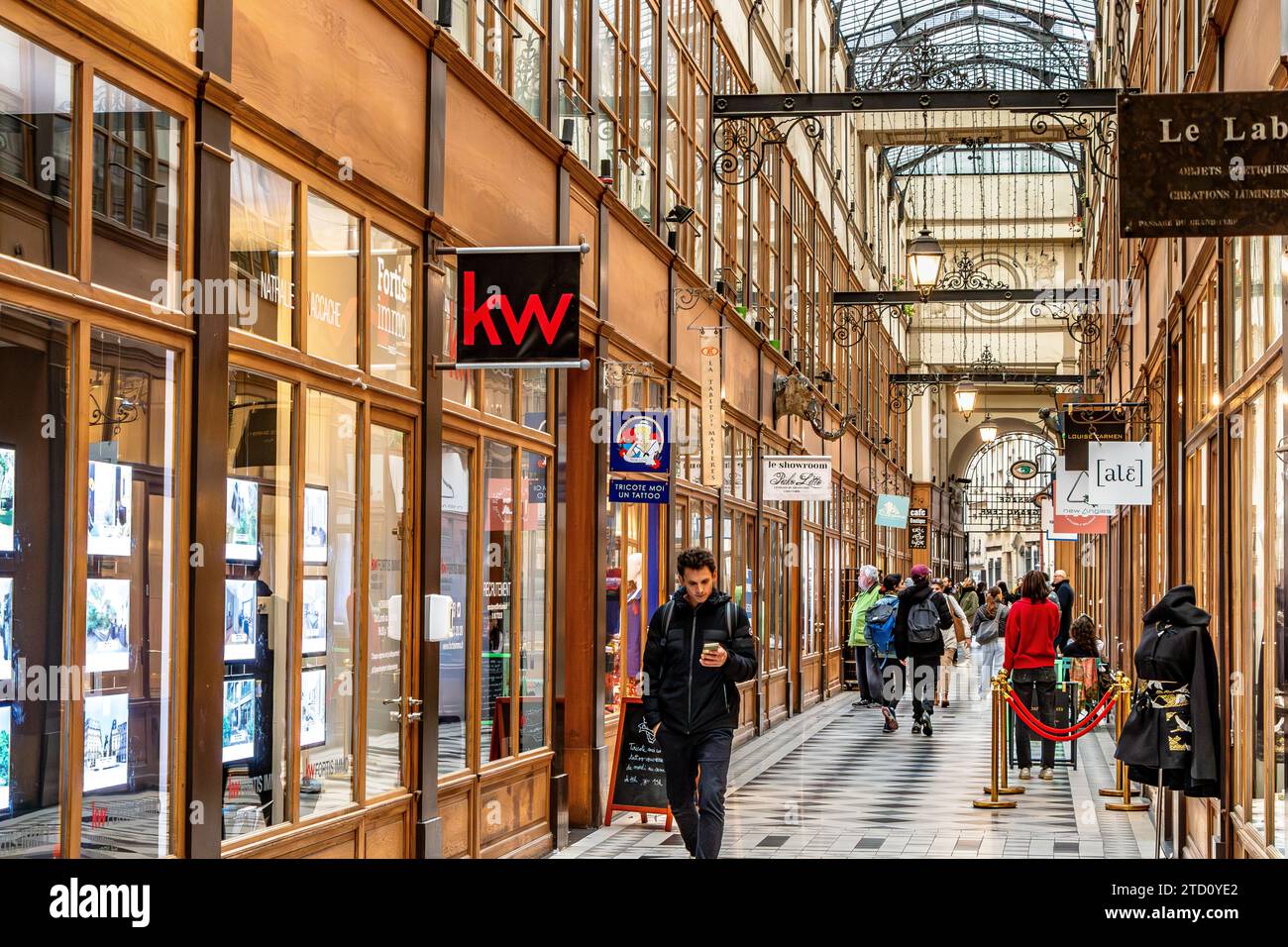 Les gens marchent à travers le passage du Grand-Cerf, l'une des plus grandes et des plus grandes arcades couvertes de Paris, située dans le 2e arrondissement de Paris Banque D'Images