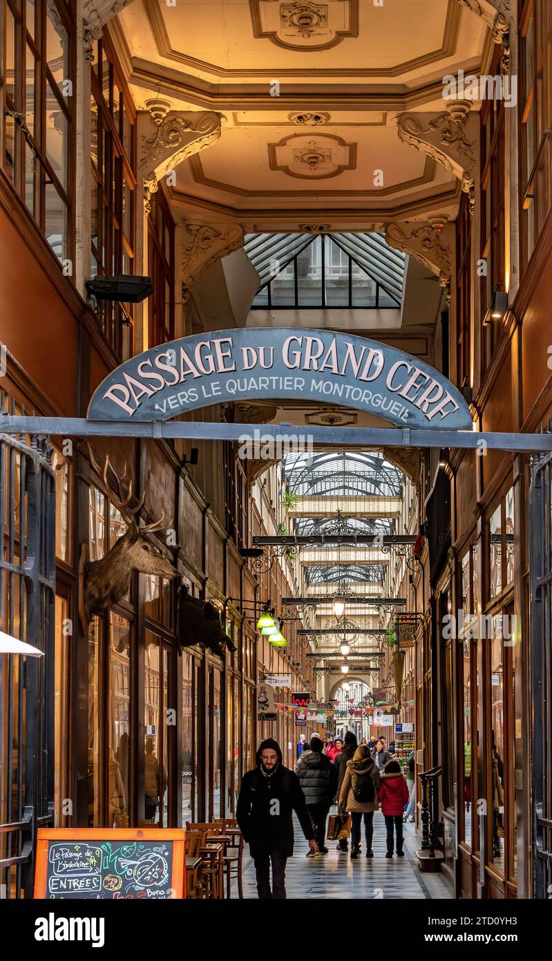 L'entrée du passage du Grand-Cerf , l'une des plus grandes et des plus grandes arcades couvertes de Paris, située dans le 2e arrondissement de Paris Banque D'Images