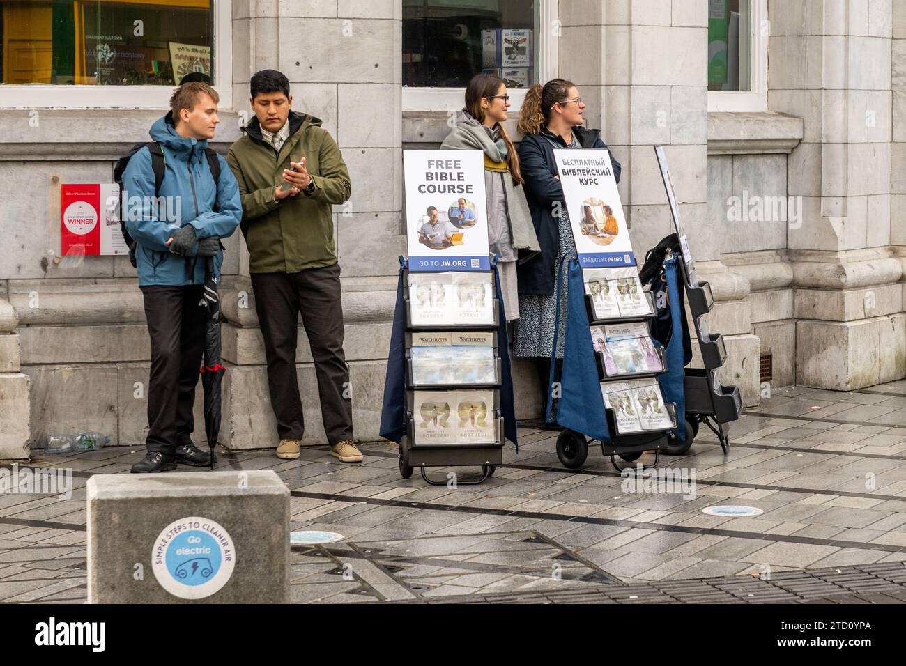 Témoins de Jéhovah avec des stands d'information mobiles à Cork City, Irlande. Banque D'Images