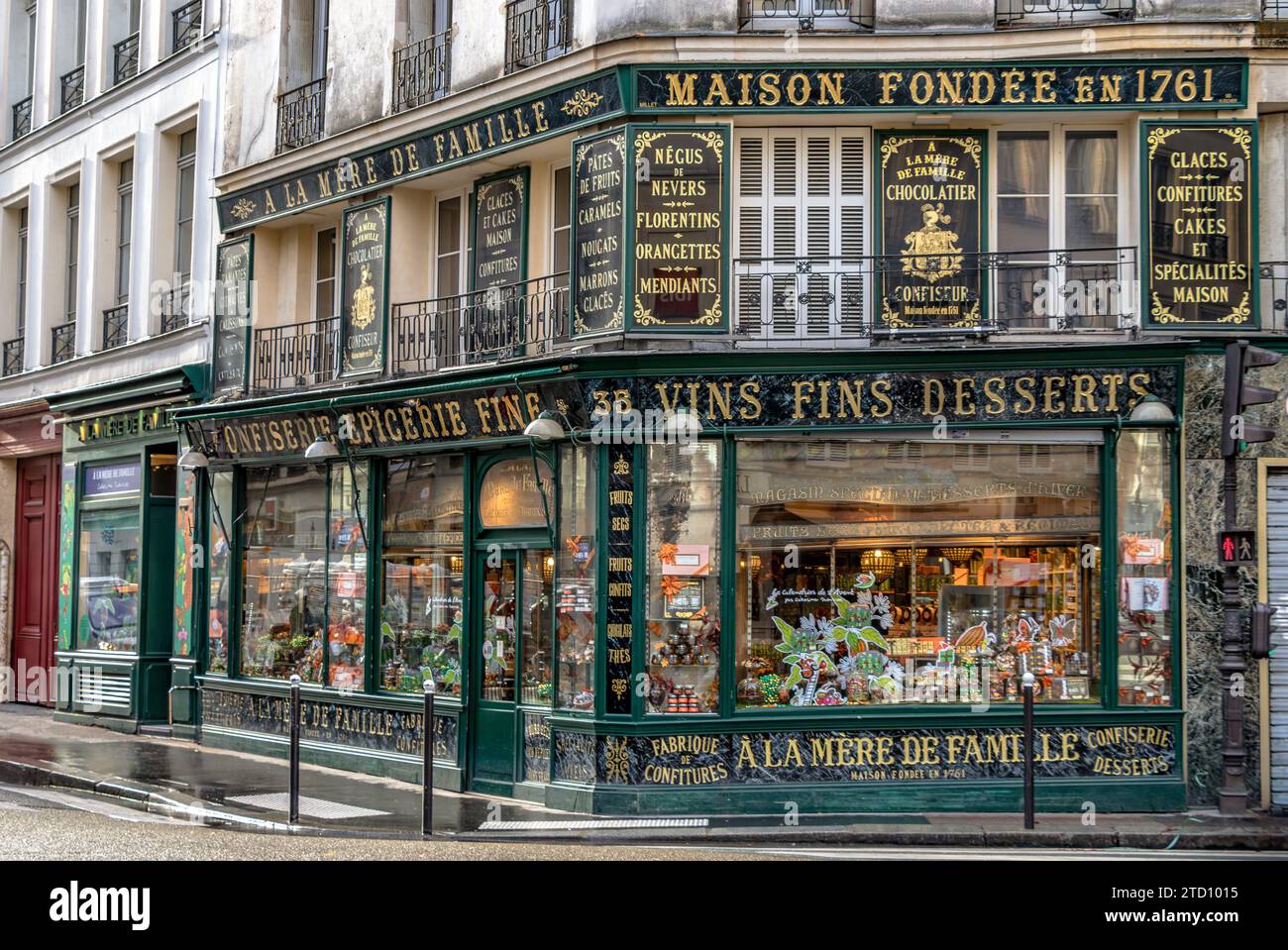 L'extérieur vert et or de l'à la mère de famille , la plus ancienne chocolaterie de Paris situé rue du Faubourg Montmartre, Paris, France Banque D'Images