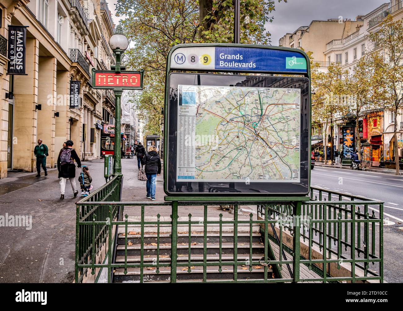 Le métro Dervaux totems à l'entrée de la station de métro Grands Boulevards dans le 9e arrondissement de Paris Banque D'Images