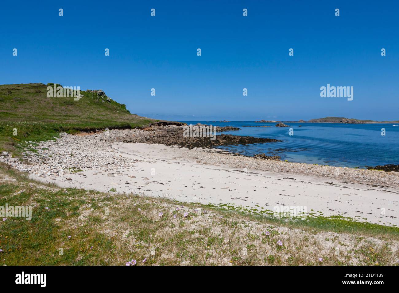 Teän Sound entre l'île inhabitée de Teän, et St. Martin est sur la rive opposée, avec White Island au loin : îles Scilly, Royaume-Uni Banque D'Images