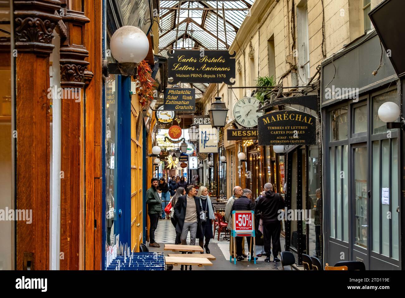 Situé dans le 2e arrondissement, le passage des Panoramas regorge de boutiques & restaurants et le plus ancien des passages couverts de Paris Banque D'Images