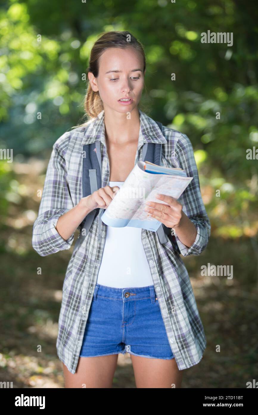 jeune femme randonneur lecture carte Banque D'Images