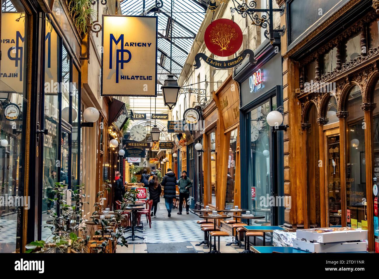 Situé dans le 2e arrondissement, le passage des Panoramas regorge de boutiques & restaurants et le plus ancien des passages couverts de Paris Banque D'Images