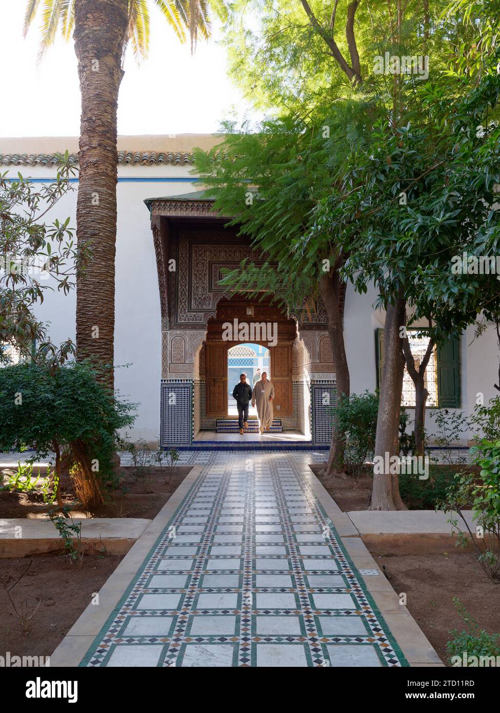 Jardin avec porte dans le Palais Bahia dans la ville de Marrakech aka Marrakech, Maroc. 15 décembre 2023 Banque D'Images