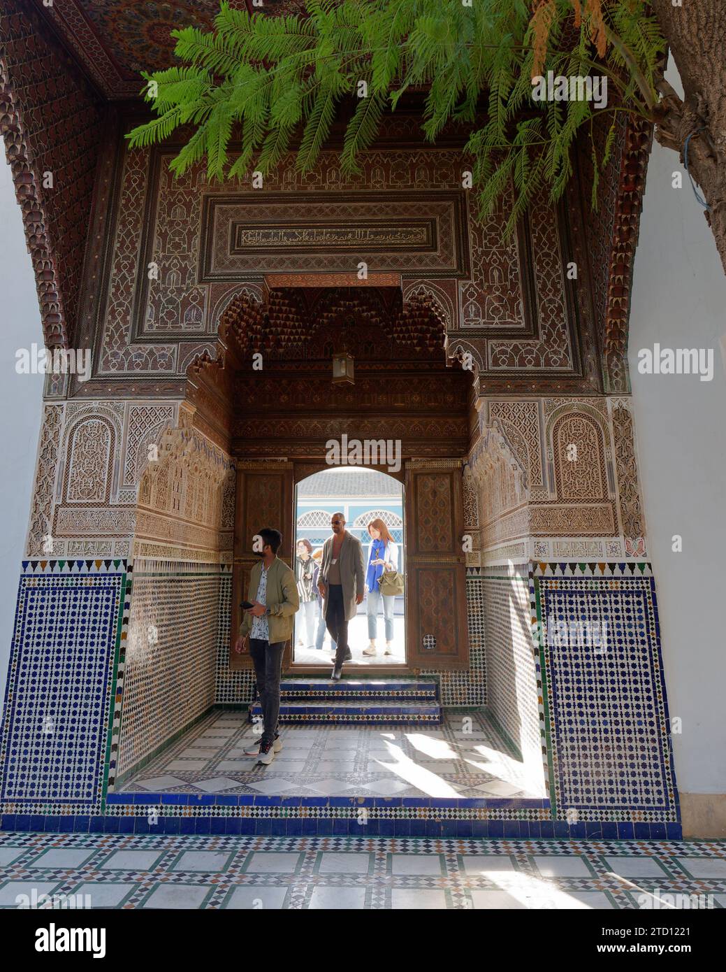 Les visiteurs passent par une élégante porte dans l'intérieur du Palais Bahia dans la ville de Marrakech aka Marrakech, Maroc. 15 décembre 2023 Banque D'Images