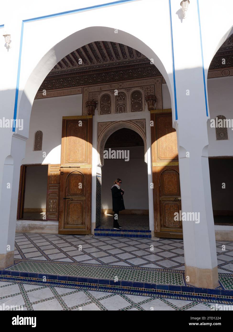 Porte et arche dans le Palais Bahia dans la ville de Marrakech aka Marrakech, Maroc. 15 décembre 2023 Banque D'Images